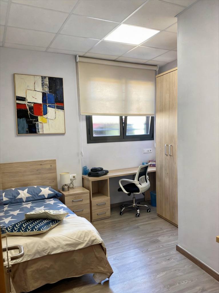 Habitación individual en residencia de estudiantes RentalBurés en Manresa