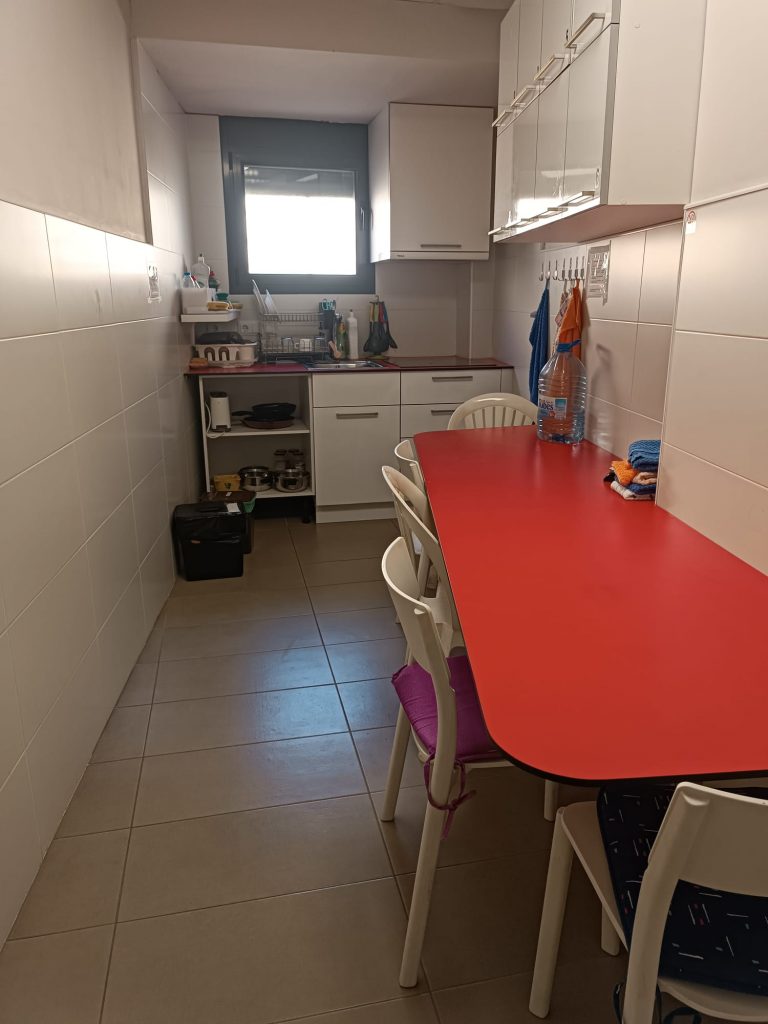 Cocina compartida en residencia de estudiantes RentalBurés en Manresa