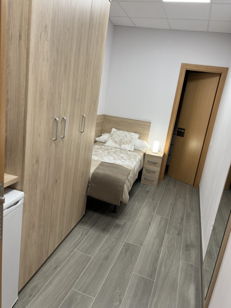 Habitación individual en residencia de estudiantes RentalBurés en Manresa